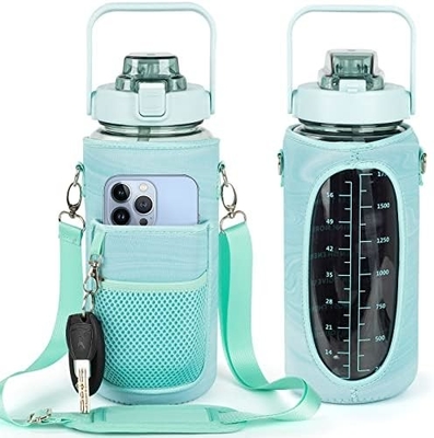 chai nước nửa gallon với tay áo chai nước đầy cảm hứng với rơm và dấu thời gian,