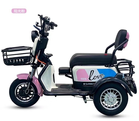Chiếc xe đạp điện nhỏ mới mang đứa con của nó về nhà để đón trẻ em