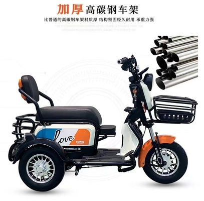 Chiếc xe đạp điện nhỏ mới mang đứa con của nó về nhà để đón trẻ em