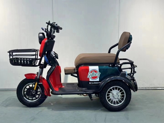 Chiếc xe đạp điện nhỏ mới mang đứa con của nó về nhà để đón trẻ em