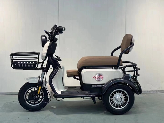 Chiếc xe đạp điện nhỏ mới mang đứa con của nó về nhà để đón trẻ em