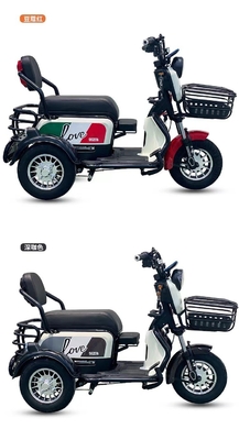 Chiếc xe đạp điện nhỏ mới mang đứa con của nó về nhà để đón trẻ em