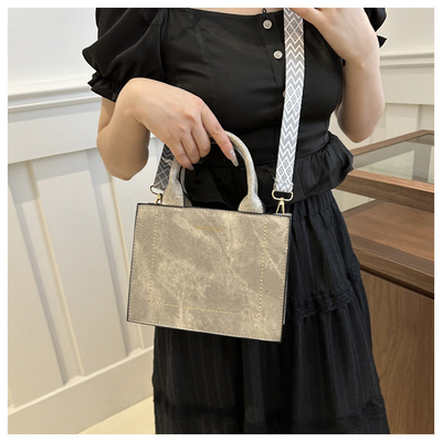 VINTAGE CHIC TEXTURED LETTER TOTE BAG BAG VINHA 2024 NEW LARGE CAPITY FASHION HANDBAG CÔNG BÁO BÁO BÁO BÁO