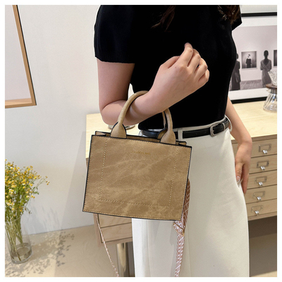 VINTAGE CHIC TEXTURED LETTER TOTE BAG BAG VINHA 2024 NEW LARGE CAPITY FASHION HANDBAG CÔNG BÁO BÁO BÁO BÁO