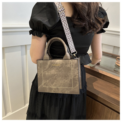 VINTAGE CHIC TEXTURED LETTER TOTE BAG BAG VINHA 2024 NEW LARGE CAPITY FASHION HANDBAG CÔNG BÁO BÁO BÁO BÁO