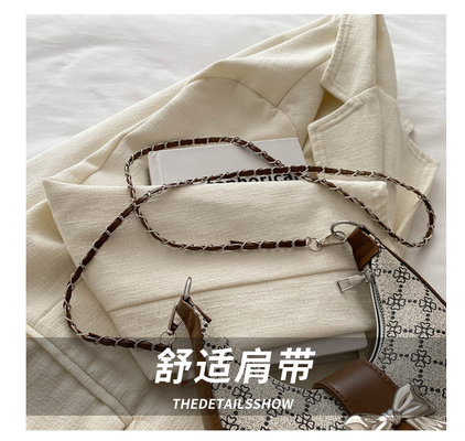 Vài chiếc túi xách dưới cánh tay Vài chiếc túi xách phụ nữ mùa xuân và mùa hè Vài cái túi xách vai tất cả trong một Vài cái túi xách trăng dương