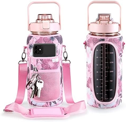 chai nước nửa gallon với tay áo chai nước đầy cảm hứng với rơm và dấu thời gian,