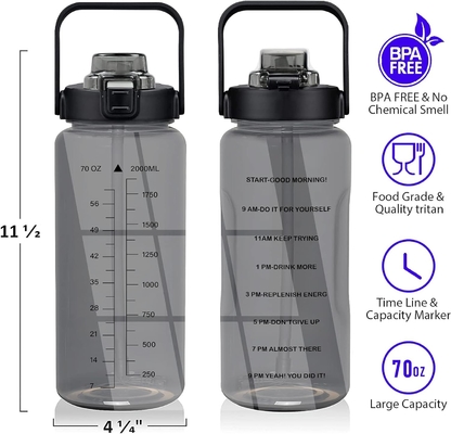 chai nước nửa gallon với tay áo chai nước đầy cảm hứng với rơm và dấu thời gian,