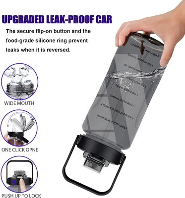 chai nước nửa gallon với tay áo chai nước đầy cảm hứng với rơm và dấu thời gian,