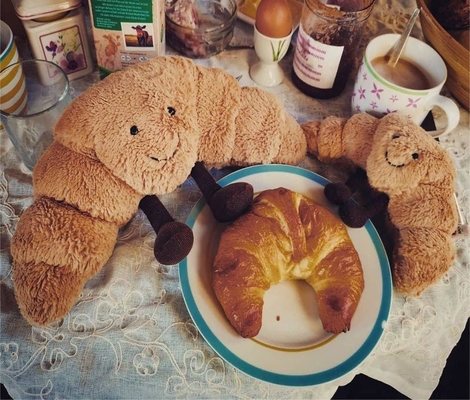 Đánh nặng 9 inch Croissant Plush Cute Smile Croissant Bánh gối Đặt đầy động vật Đồ ăn mềm buồn cười