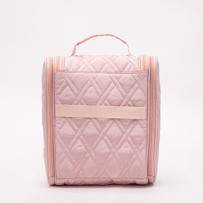 Pink Makeup Bag được chế tạo bằng vật liệu chất lượng cao và tập trung vào chức năng.