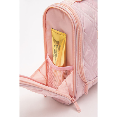 Pink Makeup Bag được chế tạo bằng vật liệu chất lượng cao và tập trung vào chức năng.