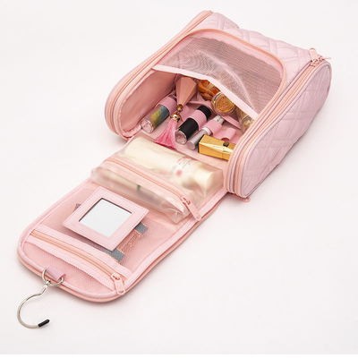 Pink Makeup Bag được chế tạo bằng vật liệu chất lượng cao và tập trung vào chức năng.
