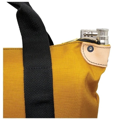Locking Heavy Duty Courier Bag được làm theo yêu cầu Locking Heavy Duty Courier Bag được tạo ra để đảm bảo an ninh tối đa! Lý tưởng để di chuyển tài liệu cá nhân, tiền mặt, séc, thư v.v. trong một nơi an toàn