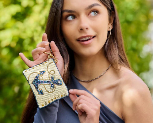 Hooked Up Coin Purse Eye catching butterfly coin bag with bold beadwork floral patterns chơi đùa và khóa khóa hoàn hảo cho những thứ thiết yếu nhỏ
